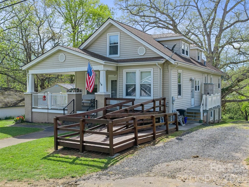 45 Summit St, Burnsville, NC 28714