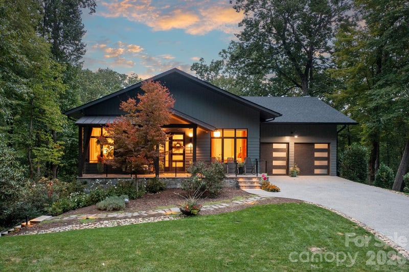 559 Shining Rock Pa, Horse Shoe, NC 28742