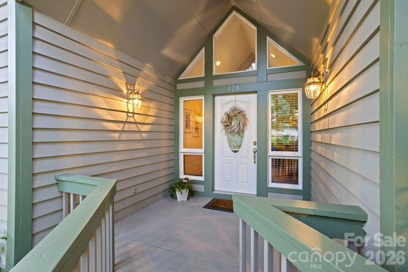128 Forest View Dr, Flat Rock, NC 28731