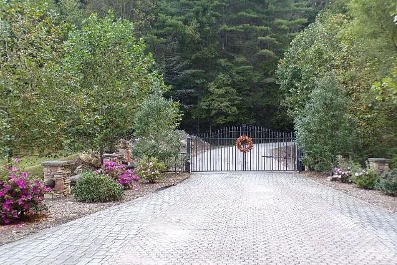 100 Black Bear Ridge Trl, Zirconia, NC 28790
