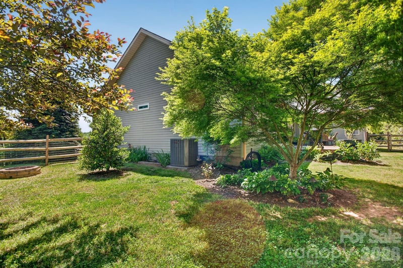 75 Sunset Ridge Dr, Etowah, NC 28729