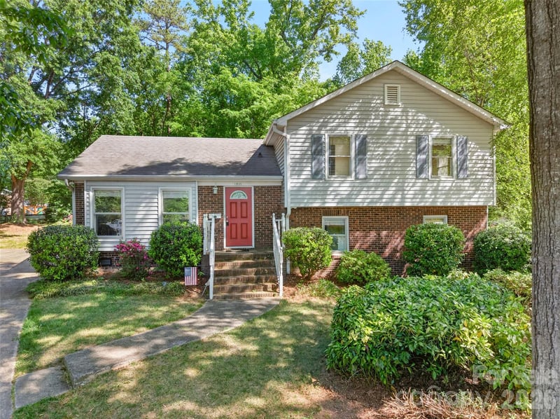 1511 Ormsby Ct, Charlotte, NC 28211