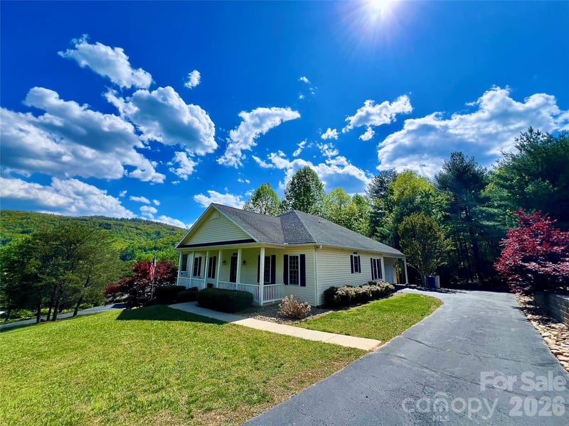 7 Curtis Dr, Hendersonville, NC 28739