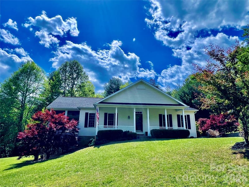 7 Curtis Dr, Hendersonville, NC 28739
