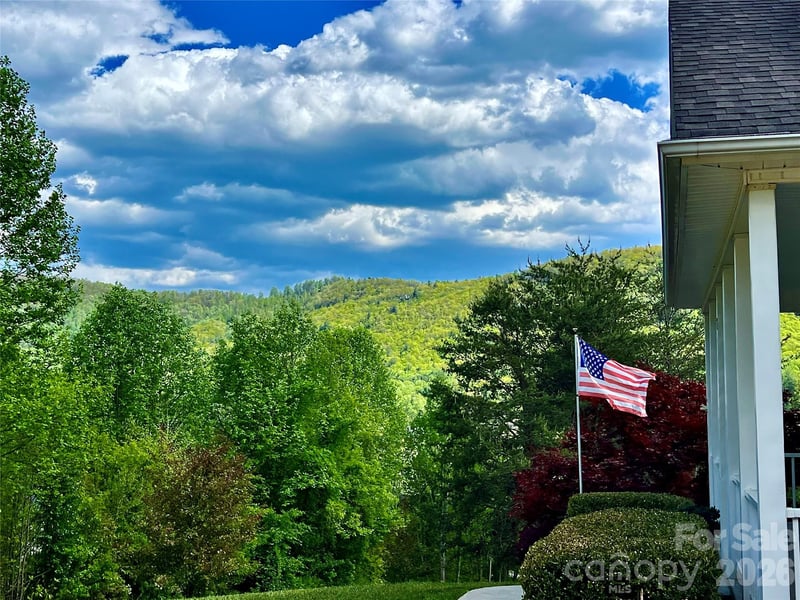 7 Curtis Dr, Hendersonville, NC 28739
