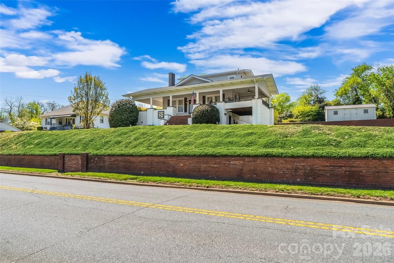 110 Burkemont Ave, Morganton, NC 28655