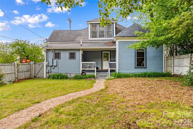 633 Race St, Statesville, NC 28677