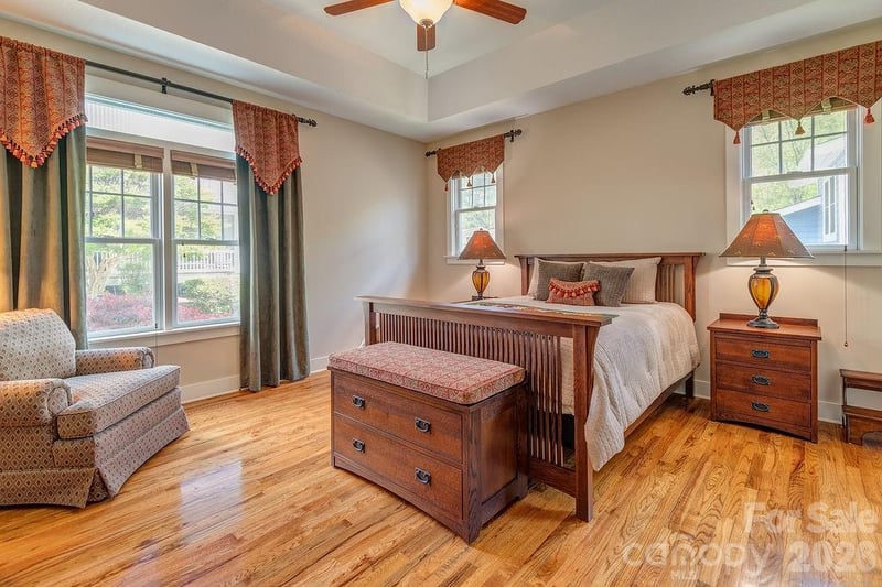 4 Olde Cottage Ln, Asheville, NC 28803