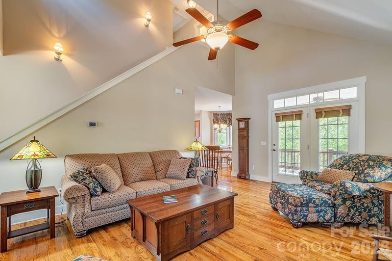 4 Olde Cottage Ln, Asheville, NC 28803