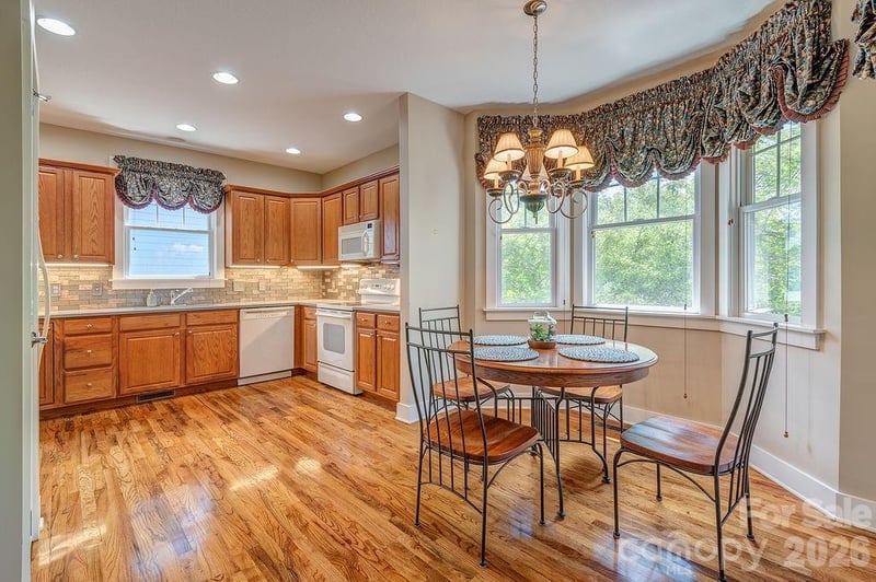 4 Olde Cottage Ln, Asheville, NC 28803