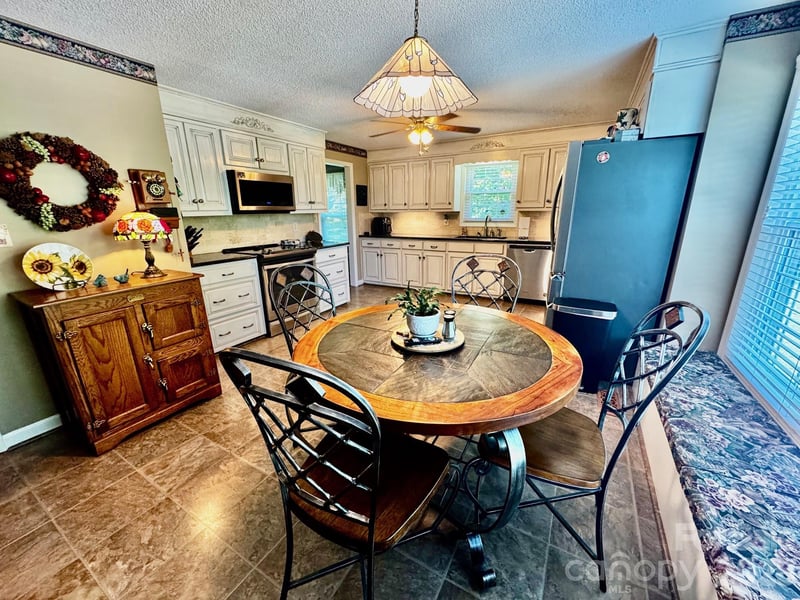 204 Brentwood Dr, Maiden, NC 28650