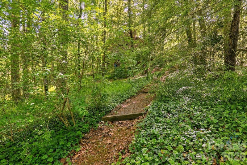98 Skyline Dr, Hendersonville, NC 28791