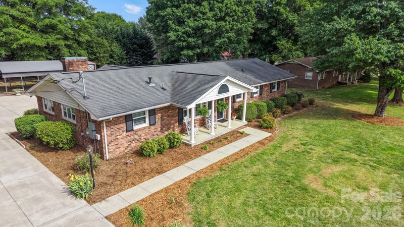 3328 Sulphur Springs Rd, Hickory, NC 28601