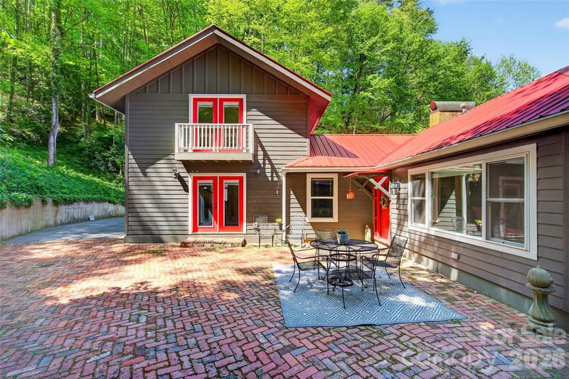 75 Old Lakey Gap Rd, Black Mountain, NC 28711
