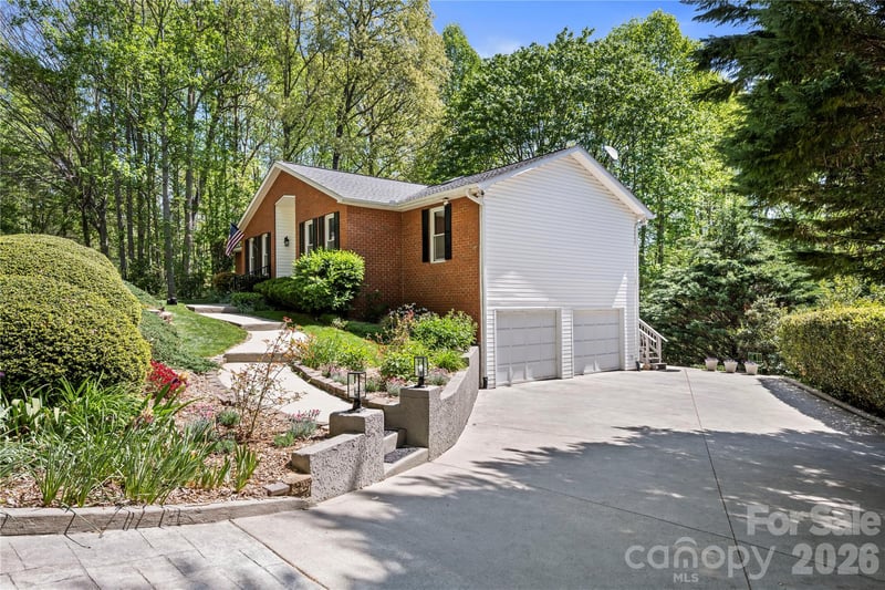 1801 Riverview Ct, Hendersonville, NC 28739