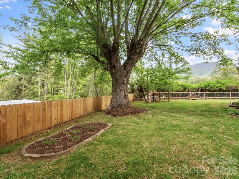 309 Presnell St, Burnsville, NC 28714
