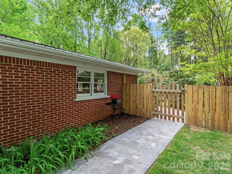 309 Presnell St, Burnsville, NC 28714
