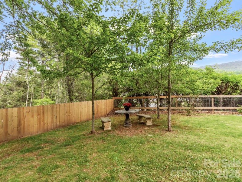 309 Presnell St, Burnsville, NC 28714
