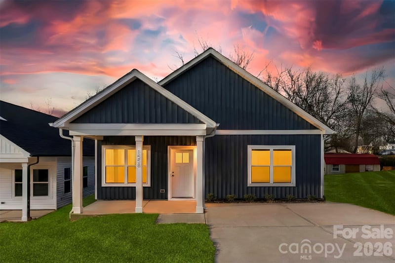 1558 7th Avenue Dr, Hickory, NC 28602