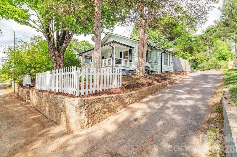3 Irving St, Asheville, NC 28804
