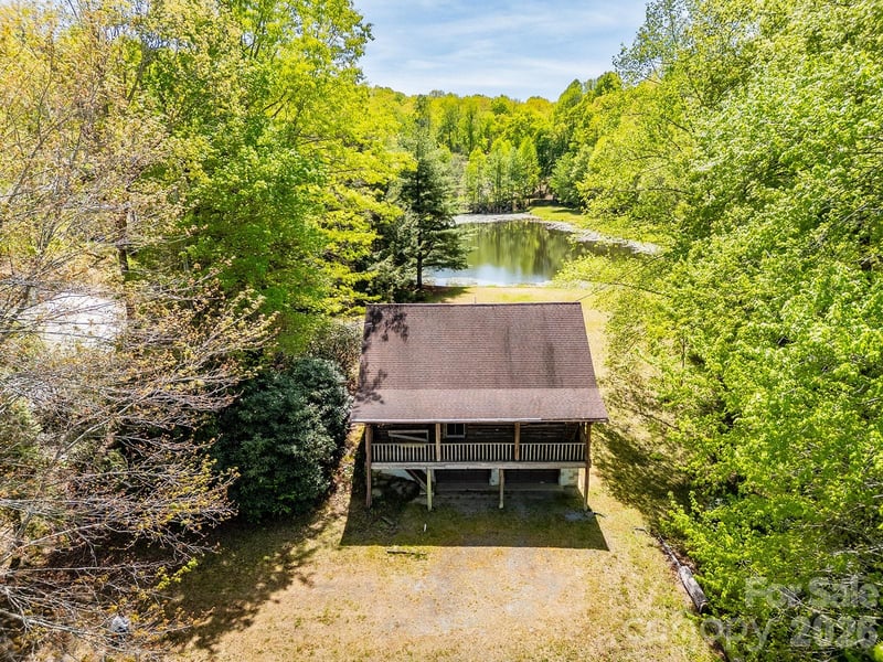 944 High Peak Rd, Hendersonville, NC 28739