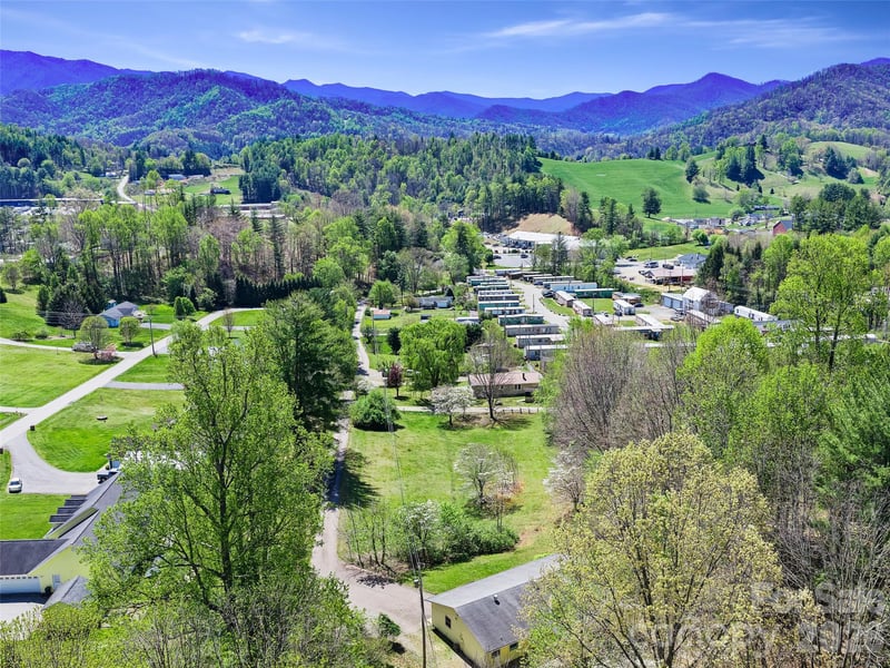 261 Shady Oak Rd, Burnsville, NC 28714