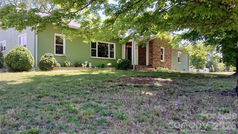 300 Woodlawn Dr, Connelly Springs, NC 28612