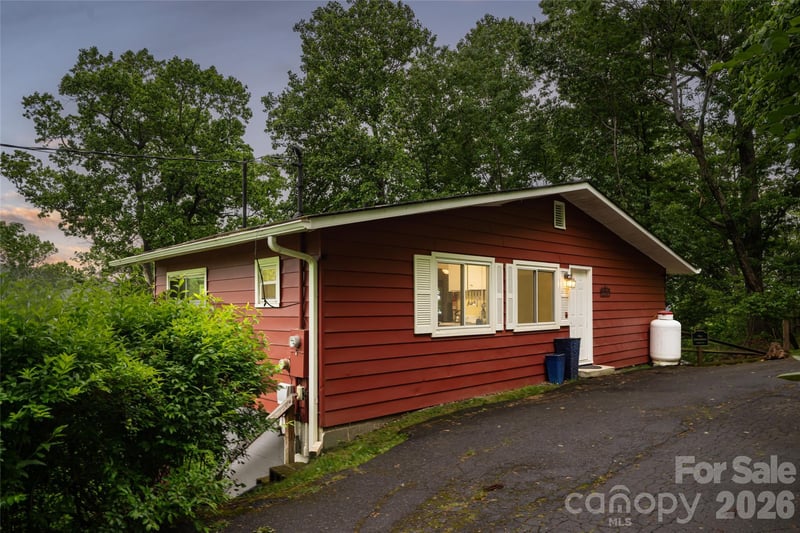 8 Delano Rd, Asheville, NC 28805