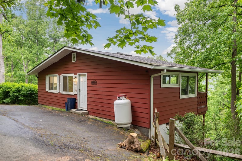 8 Delano Rd, Asheville, NC 28805