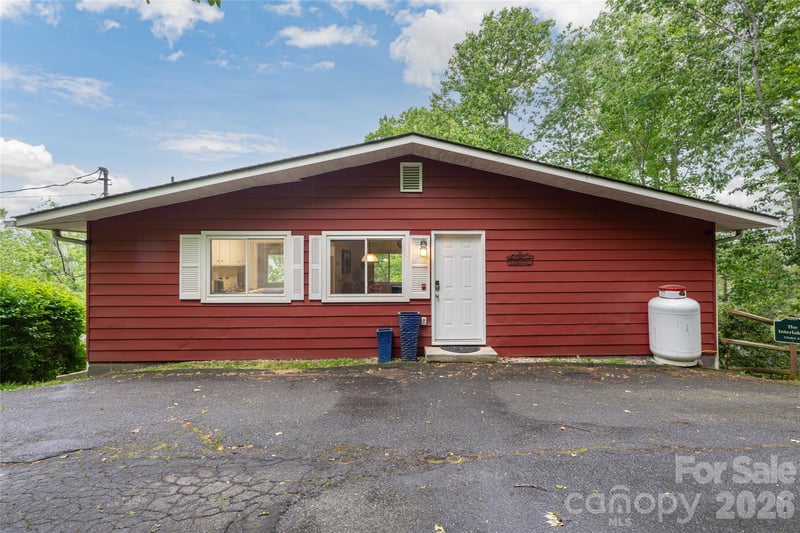 8 Delano Rd, Asheville, NC 28805