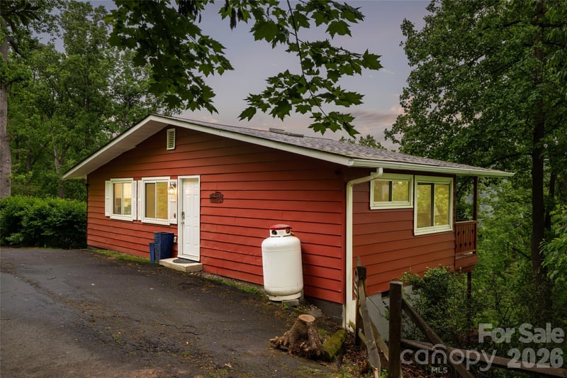 8 Delano Rd, Asheville, NC 28805