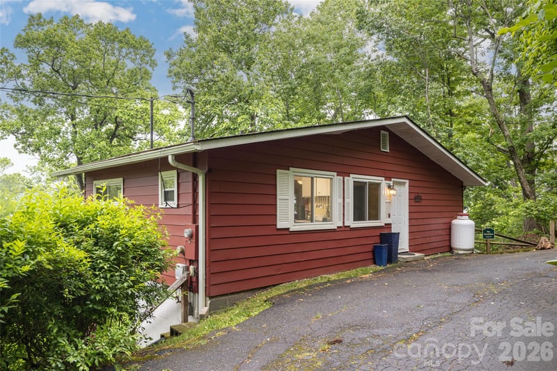 8 Delano Rd, Asheville, NC 28805
