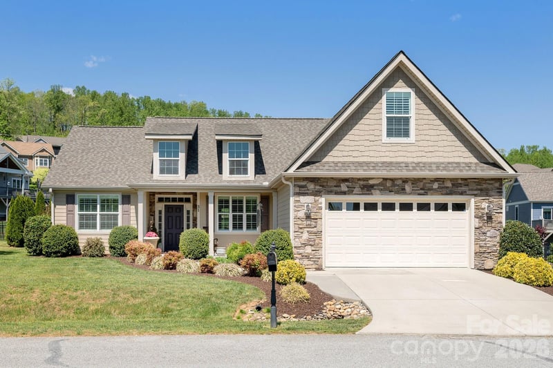 31 Black Iron Ln, Hendersonville, NC 28792
