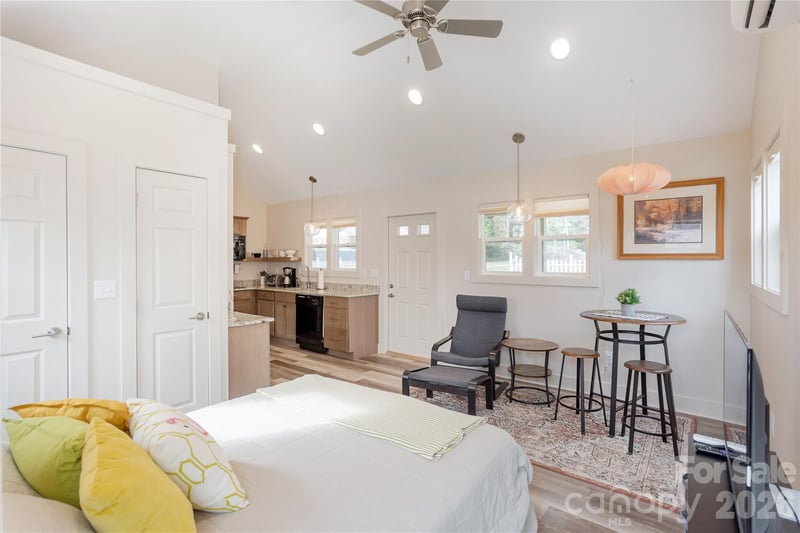 606 Ray Ave, Hendersonville, NC 28792