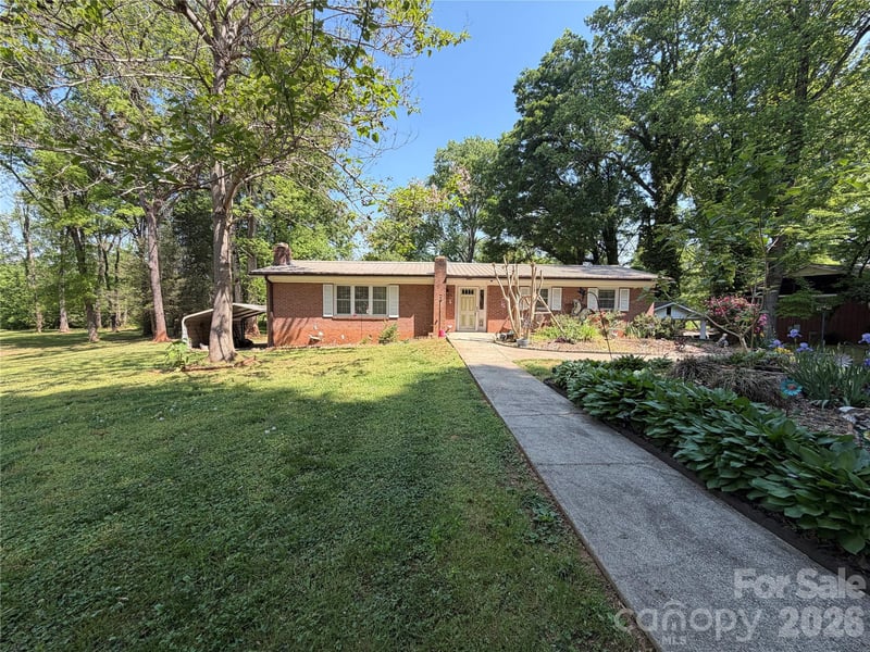 1044 Meadowbrook Ln, Newton, NC 28658