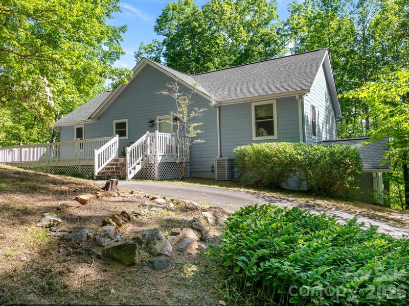 220 Jones Ct, Lake Lure, NC 28746