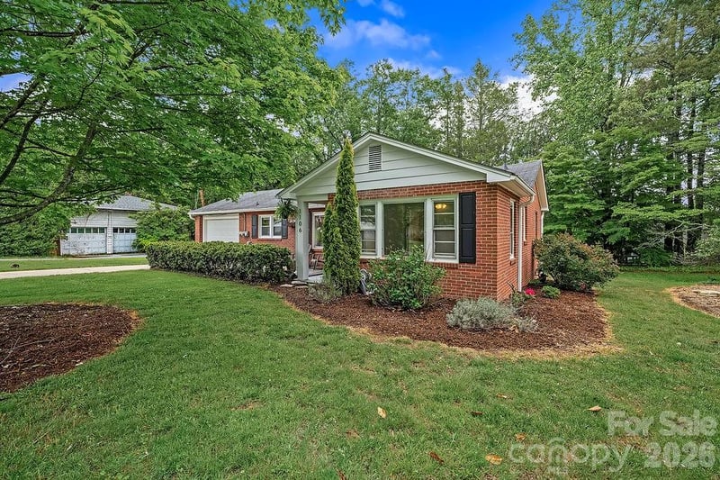 1106 Cherokee Dr, Hendersonville, NC 28739