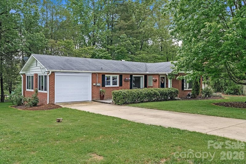 1106 Cherokee Dr, Hendersonville, NC 28739