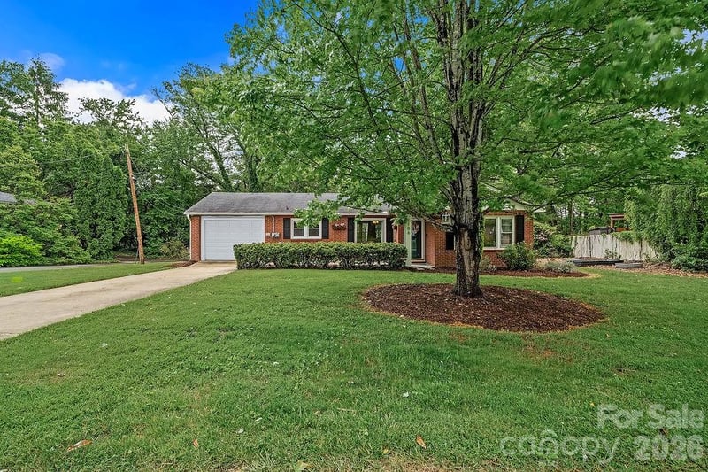 1106 Cherokee Dr, Hendersonville, NC 28739