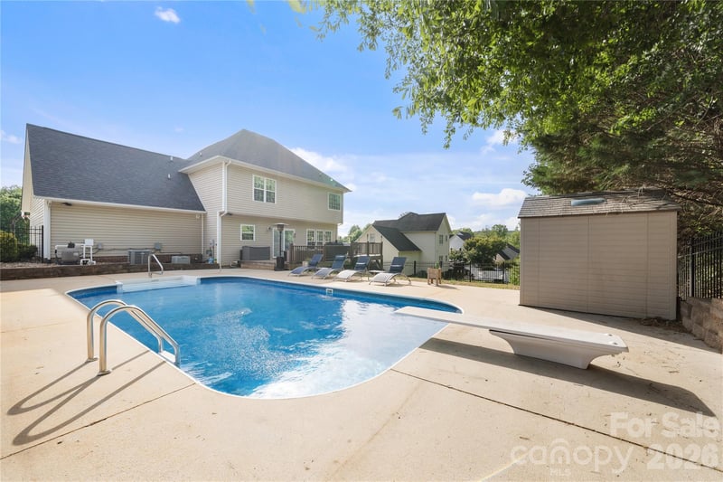 2604 Ironwood Dr, Hickory, NC 28602
