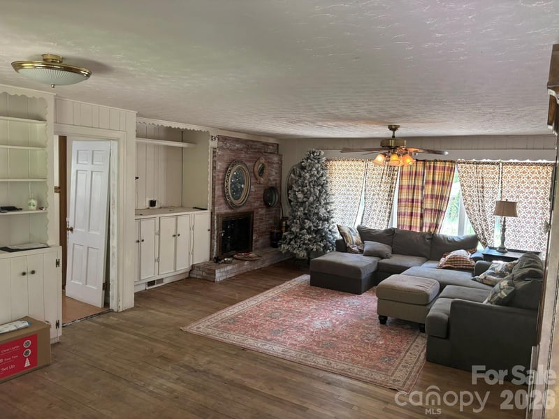 104 Turley Falls Rd, Hendersonville, NC 28739