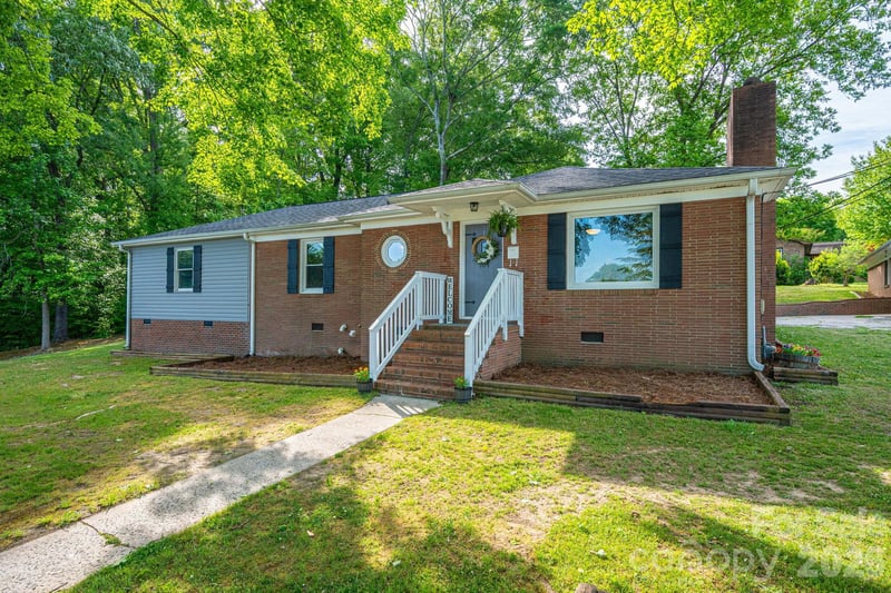 704 Dogwood Dr, Lincolnton, NC 28092