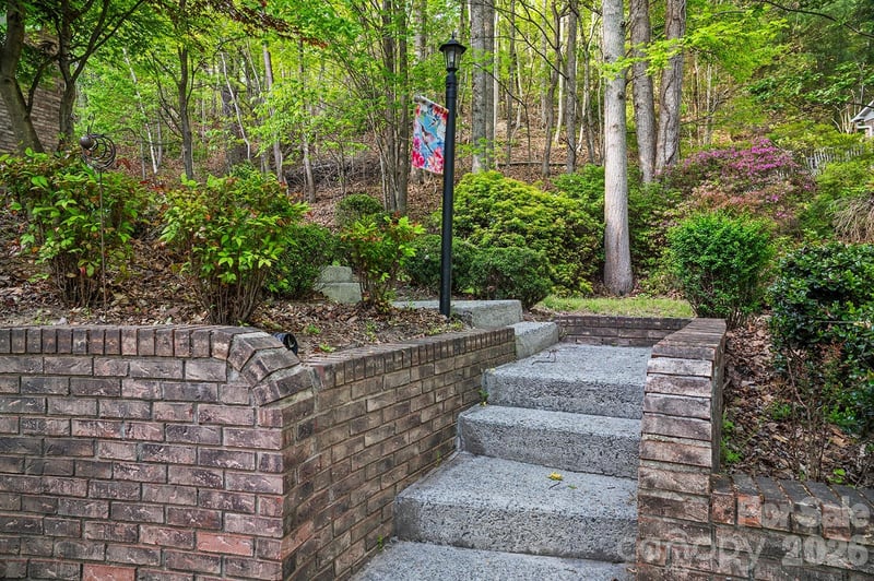 12 Steeplechase Ct, Hendersonville, NC 28791
