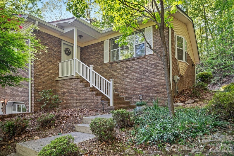 12 Steeplechase Ct, Hendersonville, NC 28791