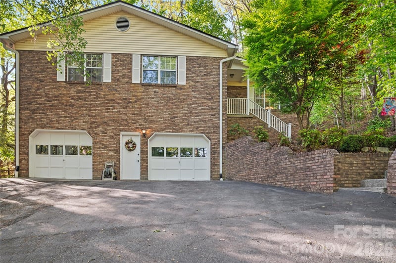 12 Steeplechase Ct, Hendersonville, NC 28791
