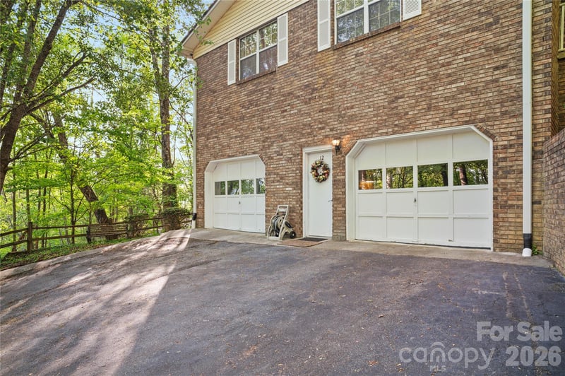 12 Steeplechase Ct, Hendersonville, NC 28791