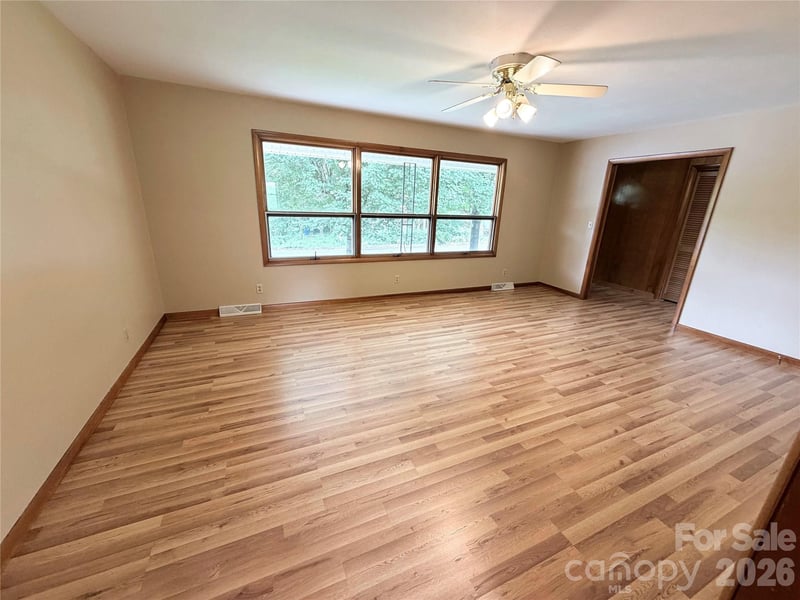 56 Henson Dr, Waynesville, NC 28786