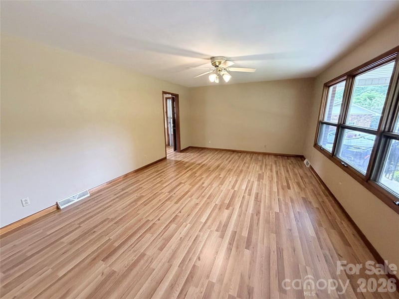 56 Henson Dr, Waynesville, NC 28786