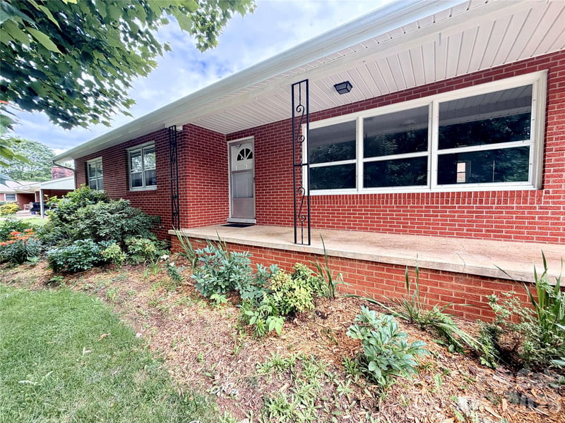 56 Henson Dr, Waynesville, NC 28786