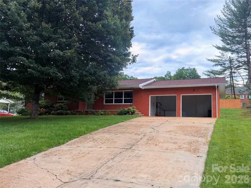 56 Henson Dr, Waynesville, NC 28786